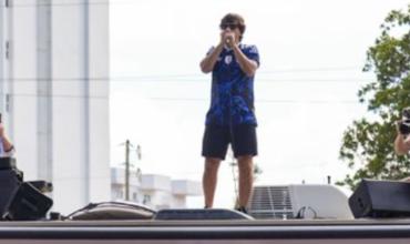 Banderazo en Miami: Ciro se subió al techo de un auto y cantó para los hinchas presentes