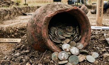 Extraordinario hallazgo: arqueólogos encontraron tres vasijas enterradas con más de 40.000 monedas romanas de hace 1.800 años