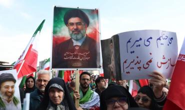 Irán comienza los mayores funerales de su historia para despedir a Alí Jameneí