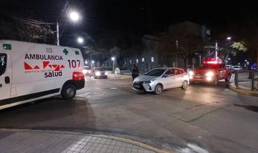 Choque entre moto y auto dejó una mujer con fractura en la capital