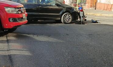 Colisión entre una motocicleta y un automóvil en pleno centro: no hubo heridos de gravedad