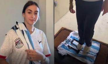 La polémica propuesta de una tiktoker egipcia tras la eliminación en el Mundial: usar la camiseta de Messi como trapo de piso