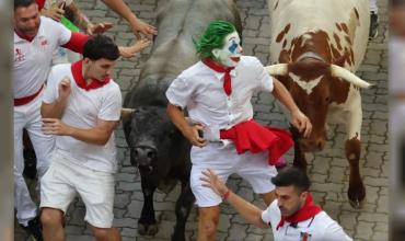 Sancionaron en España al “Joker” por grabar con el celular y tocar a un toro