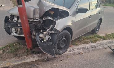 Un conductor alcoholizado chocó contra un poste de alumbrado en la avenida Ramírez de Velazco