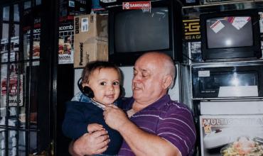 Su abuelo vendió el primer televisor argentino a color del país, luego quebró y él tuvo una idea para salvar a otros comerciantes