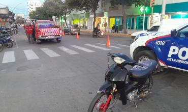 Un motociclista sufrió heridas leves tras chocar con una camioneta en avenida Rivadavia