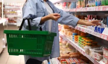 El consumo privado retrocedió 1,1% interanual en junio y suma siete meses de caídas