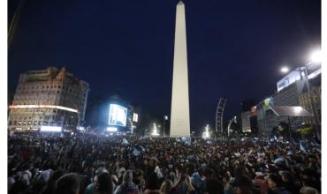 Impresionante banderazo en el Obelisco: una multitud celebra el pase de Argentina a la final del Mundial