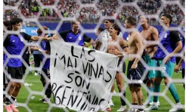 La Selección argentina se expone a una sanción de la FIFA por la bandera de las Malvinas: el antecedente en otro Mundial