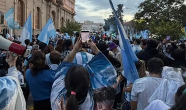 Más de 30 mil personas festejaron el triunfo de Argentina en la Plaza 25 de Mayo