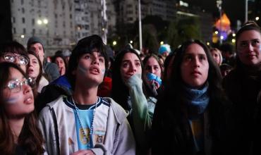 El Obelisco se llenó de gente a pesar de la derrota de Argentina, el frío y la lluvia