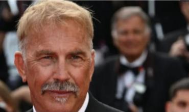 Una mujer fue estafada por un falso Kevin Costner: dijo que mantuvieron una relación durante meses