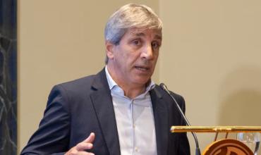 Luis Caputo explicará los cambios en la Ley de Inocencia Fiscal para incentivar el uso de los dólares del colchón
