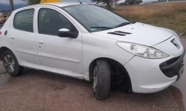 Un taxi quedó varado sobre Ruta 38 tras sufrir una falla mecánica y generó preocupación entre vecinos