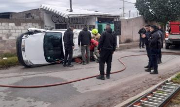 Vuelco de una camioneta de Internet Para Todos: el conductor resultó ileso tras esquivar un pozo