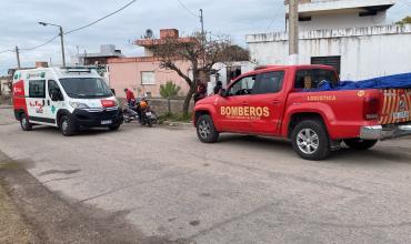 Derrape y caída en plena calle: una motociclista fue asistida por emergencias
