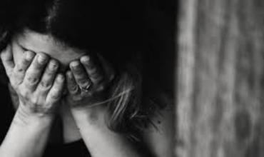 Su novio la golpeó, huyó desnuda y se escondió entre los pastizales: el crudo relato de una mujer que escapó de ser asesinada