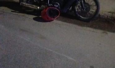 Intentó sobrepasarla, la rozó y escapó: una motociclista sufrió un fuerte golpe en la cabeza y está internada