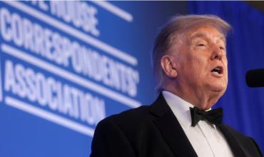 Trump volvió a la cena de periodistas de la Casa Blanca a tres meses del tiroteo bajo un fuerte operativo de seguridad