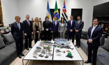 Javier Milei acompaña a Flávio Bolsonaro en Brasil: “Vinimos a acompañar la ola azul”