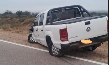Viajaban por la Ruta 79, reventaron dos neumáticos y terminaron fuera de la calzada