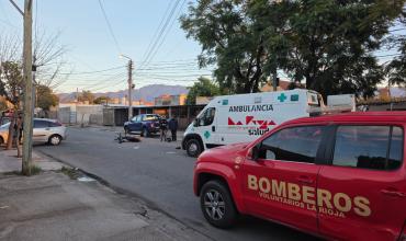 Fuerte choque en barrio Cementerio: un motociclista sufrió una posible fractura y fue hospitalizado