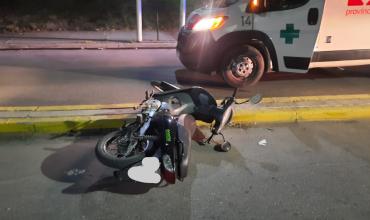 Circulaba sin casco, perdió el control y terminó con graves lesiones en la cabeza