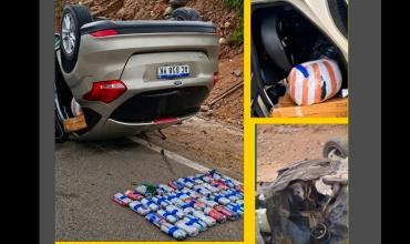 Vuelco en Ruta 60: un joven riojano resultó herido y hallaron 10 kilos de hojas de coca en el vehículo