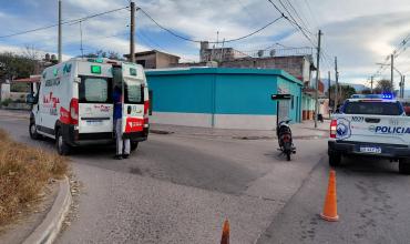 Motociclista fue hospitalizado tras ser embestido por un automóvil que escapó del lugar