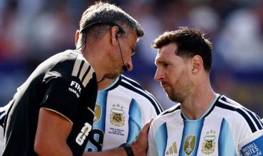 El árbitro que dirigió la final del Mundial entre Argentina y España anunció su retiro del fútbol: el premio que recibió