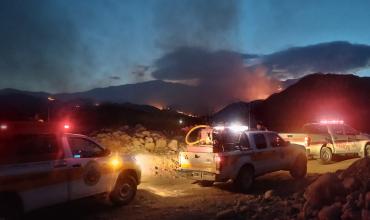 Bomberos de la Capital se suman al operativo por el incendio forestal en Chilecito