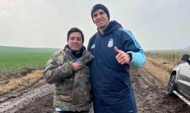 Dibu Martínez sufrió un inesperado problema con su camioneta: dos vecinos lo ayudaron y recibieron un regalo inolvidable