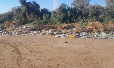 Vecinos denuncian un basural crónico entre los barrios Virgen del Valle y Primero de Diciembre