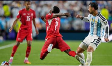 El organismo que define las reglas del fútbol reconoció que hubo un error del VAR en el partido entre Argentina y Suiza