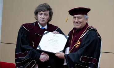 Javier Milei fue condecorado por una universidad de Perú por su "compromiso con la libertad económica y social"
