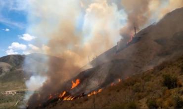 Viento Zonda reactivó focos y complica el operativo para combatir el incendio en Guanchín