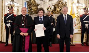 Javier Milei recibió al nuevo embajador del Vaticano y crece la expectativa por la visita de León XIV