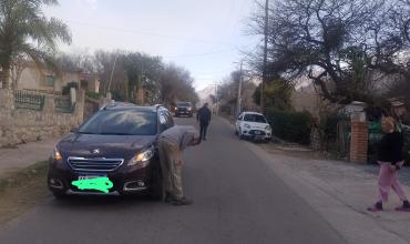 Motociclista terminó debajo de un auto estacionado tras una colisión en Sañogasta