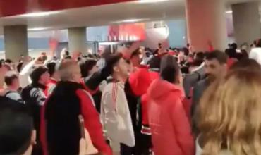 Crisis en River: los hinchas fueron al hall del Monumental a protestar contra Di Carlo y cantaron por la vuelta del riojano Ramón Diaz 