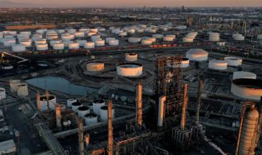 El precio del petróleo se desploma ante la expectativa de un posible acuerdo de paz entre Estados Unidos e Irán