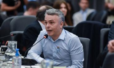 Esteban Paulón pidió derogar el DNU "anti argentina" de Milei y cuestionó el discurso oficial sobre los "mensajes de odio"
