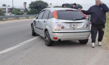 Una camioneta chocó a un auto y escapó: el conductor salvó su vida de milagro