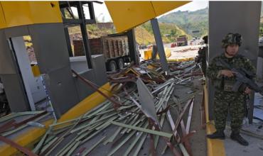 Atentado con explosivos en Colombia: destruyeron un peaje tras la asunción de Abelardo de la Espriella y su anuncio de “mano dura”