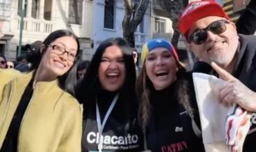 Catherine Fulop entregó arepas en Palermo para ayudar a los afectados por los terremotos en Venezuela