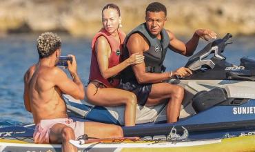 Las románticas vacaciones de Kylian Mbappé y Ester Expósito en el Mediterráneo