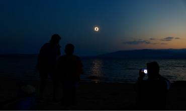 Por tierra, mar y aire: los lugares desde donde se ha podido ver el eclipse solar total de 2026