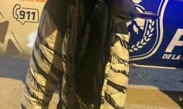 Cerraba su local comercial y delincuentes le robaron una campera de su moto