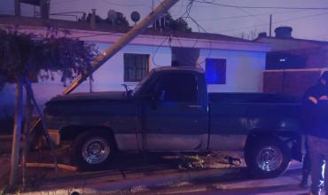 Conducía alcoholizado, perdió el control de su camioneta y chocó contra una columna en Chilecito