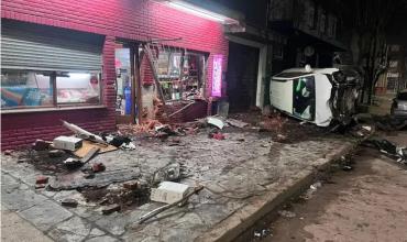Tragedia en Mar del Plata: un choque terminó con un muerto, cinco heridos y un almacén destruido