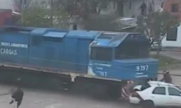  SE SALVARON DE MILAGRO: UN TREN EMBISTIÓ A UN AUTO EN CÓRDOBA